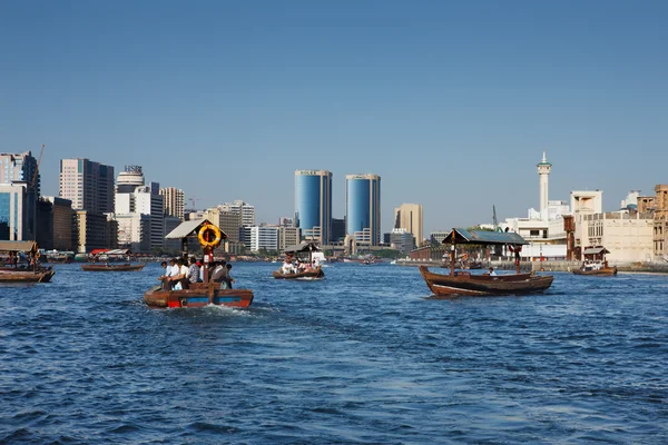 Uitzicht van de skyline van dubai creek met traditionele boot taxi, uae — Stockfoto