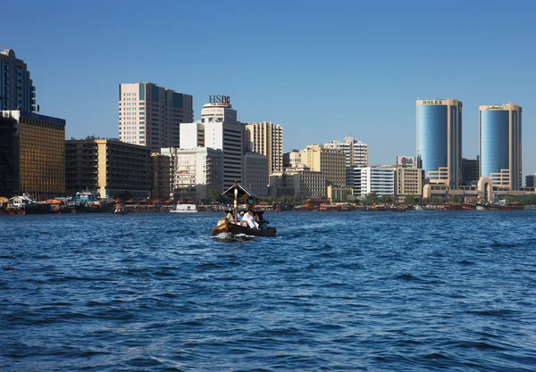 Vista panorámica de Dubai Creek con taxi en barco tradicional, Emiratos Árabes Unidos — Foto de Stock