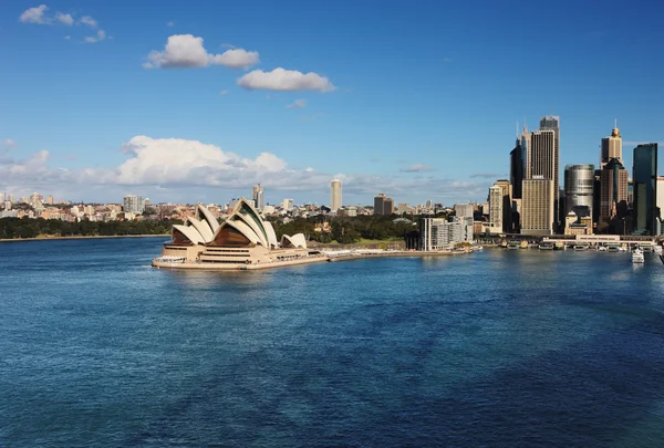 Blick auf die Skyline von Sydney mit Opernhaus und Wolkenkratzern Stockbild