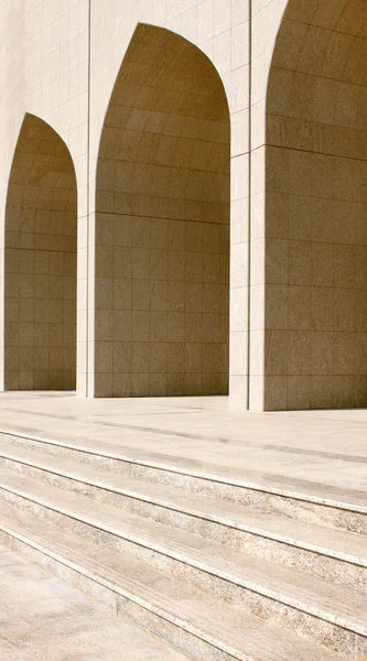 Light and shadow accentuates the beauty of these Arabic arches — Stock Photo, Image