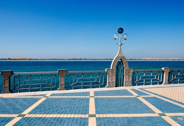 abu Dabi corniche aydınlatma sütunların bir Arabesk kemer