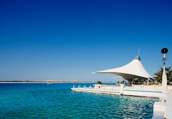 As belas águas ao largo do Abu Dhabi Corniche — Fotografia de Stock