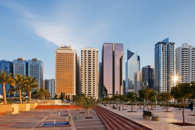 abu Dabi skyline sıcak bir güneş aydınlatır