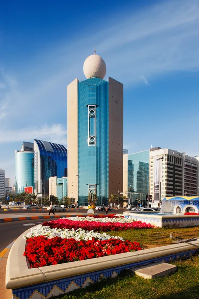 Arquitectura, flores brillantes, y el sol de Abu Dhabi — Foto de Stock