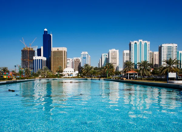 The Abu Dhabi skyline reflects on the fountain of the Corniche — Stock Photo, Image