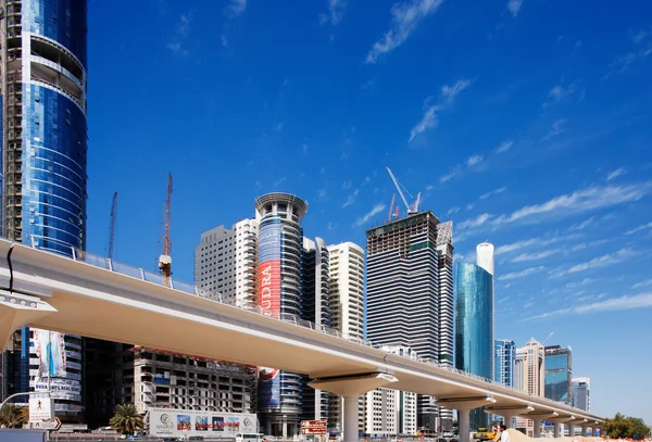 Torres altas y una nueva línea de metro de la carretera Sheik Zayed — Foto de Stock