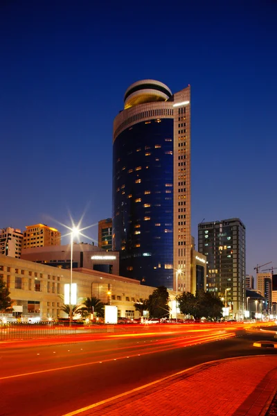 Camino rojo contrasta con el cielo azul en este paisaje urbano de Abu Dhabi —  Fotos de Stock