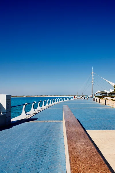 Abu Dhabi Corniche é flanqueado por um belo passeio — Fotografia de Stock