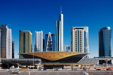 Jumeirah lakes towers Dubai bir hızla genişleyen bölge ve birçok güzel mimari kuleleri ve yeni bir metro istasyonu tarafından süslemekte