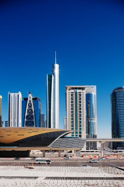 Jumeirah lakes towers Dubai bir hızla genişleyen bölge ve birçok güzel mimari kuleleri ve yeni bir metro istasyonu tarafından süslemekte
