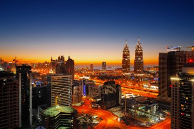teacom, dubai Şeyh zayed yolu boyunca özellikle özellikle hızla büyüyen bir ilçedir