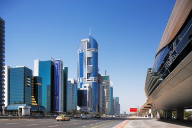 dubai metro toplamı 40 km sheikh zayed road üzerinde çalışır