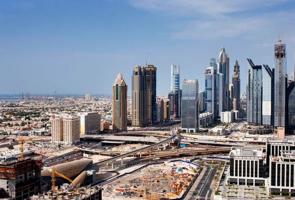 Una vista panorámica de Dubai mostrando cómo los edificios altos empequeñecen las villas — Foto de Stock