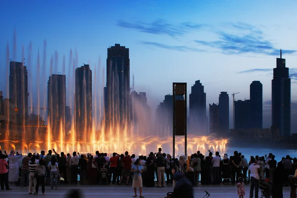 阿拉伯联合酋长国的最著名的景点之一是迪拜喷泉，人群聚集每小时看水舞 — 图库照片