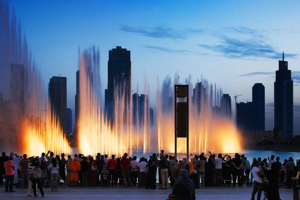 BAE'ın en ünlü cazibe bir dubai Çeşmesi, kalabalıkları toplamak her saat su dansı izle — Stok fotoğraf