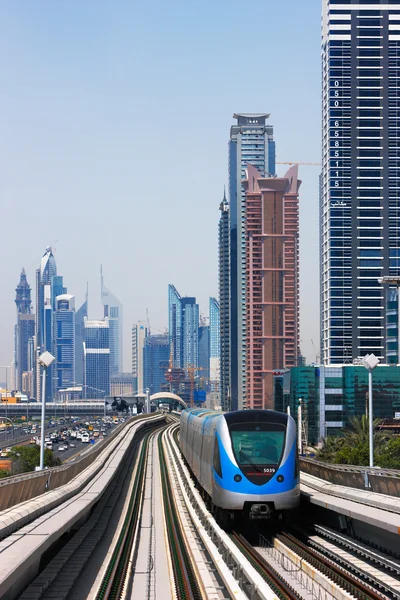 The Dubai Metro is becoming increasingly popular among expatriates trying to battle with the Skeikh Zayed traffic at rush hour — Stock Photo, Image