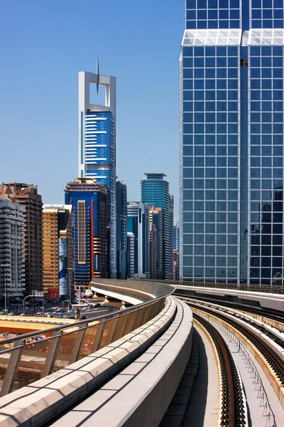 The Dubai Metro runs sum 40 km along Sheikh Zayed Road — Stock Photo, Image