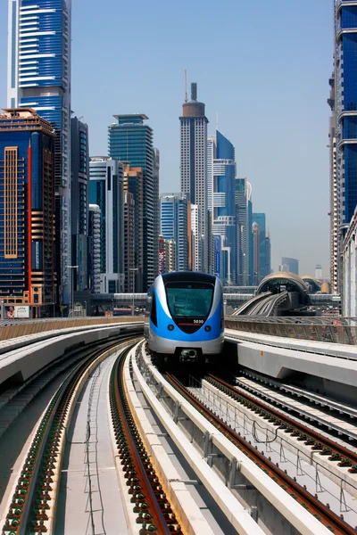 Die dubai metro verläuft insgesamt 40 km entlang der sheikh zayed straße — Stockfoto