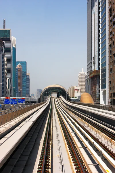 The Dubai Metro runs sum 40 km along Sheikh Zayed Road — Stock Photo, Image