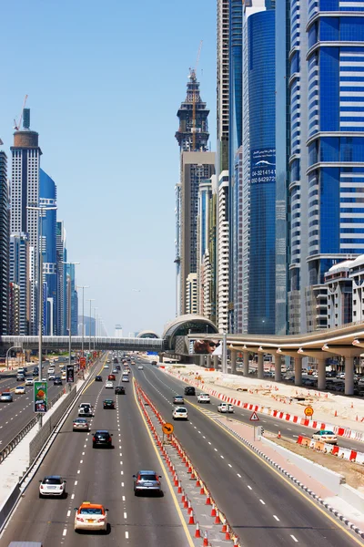 Sheikh zayed road está adornado con rascacielos y el intenso tráfico — Stok fotoğraf