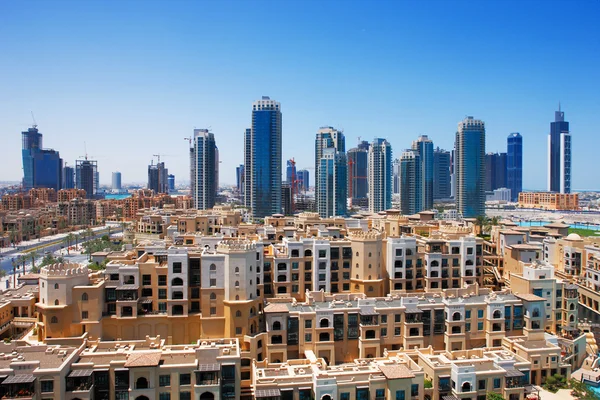 El centro de Dubai está empequeñecido por las altas torres del horizonte de Dubái —  Fotos de Stock