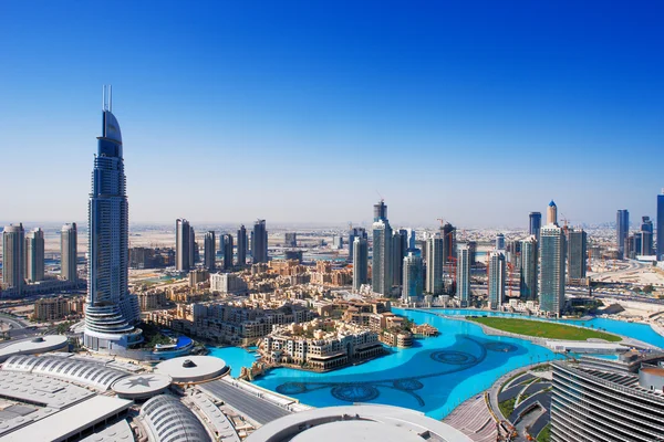 Downtown Dubai is a popular place for shopping and sightseeing, especially the fountain — Stock Photo, Image