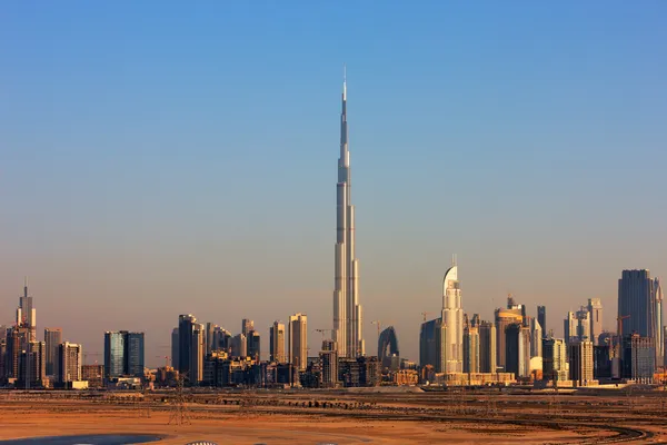 El Skyline de Dubai está adornado con muchos hermosos rascacielos altos — Foto de Stock