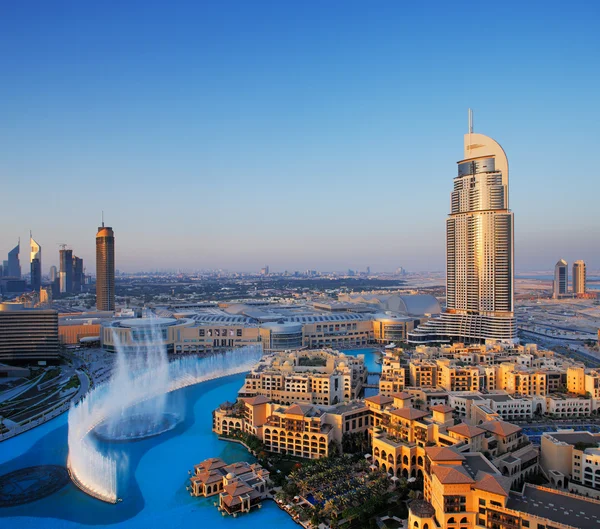 Downtown Dubai sta diventando ancora più popolare per il turismo in gran parte a causa della fontana di acqua danzante — Foto Stock