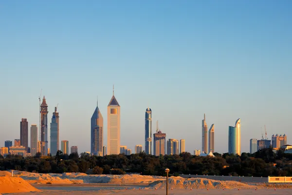 Panorama Dubaje zdobí mnoho krásných vysokých budov, zejména podél sheikh zayed road — Stock fotografie