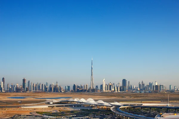 Widokiem na panoramę Dubaju Wyświetlono licznych drapaczy chmur — Zdjęcie stockowe