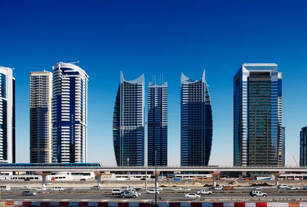 Una nuova linea della metropolitana e una splendida architettura, si affacciano sulla trafficata Sheikh Zayed Road — Foto Stock