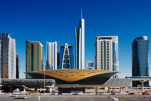 Jumeirah lakes towers is een snel groeiende district van dubai en is opgeluisterd door vele prachtige architecturale torens en een nieuw metro station — Stockfoto