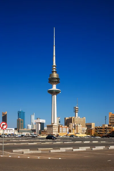 Ciudad de Kuwait ha abrazado la arquitectura contemporánea y torres altas ahora pueblan el horizonte de la ciudad — Foto de Stock