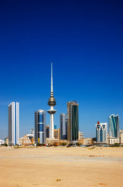 Kuwait City ha abbracciato l'architettura contemporanea e alte torri ora popolano lo skyline della città — Foto Stock