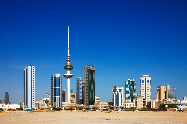 Kuveyt çağdaş mimarinin benimsedi ve uzun kuleleri, şimdi şehir manzarası doldurmak — Stok fotoğraf