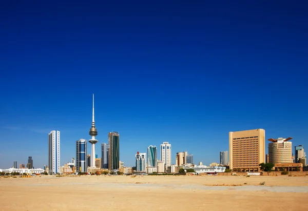 Kuwait City har omfavnet samtidsarkitektur og høye tårn som nå befolker byens skyskraper. – stockfoto