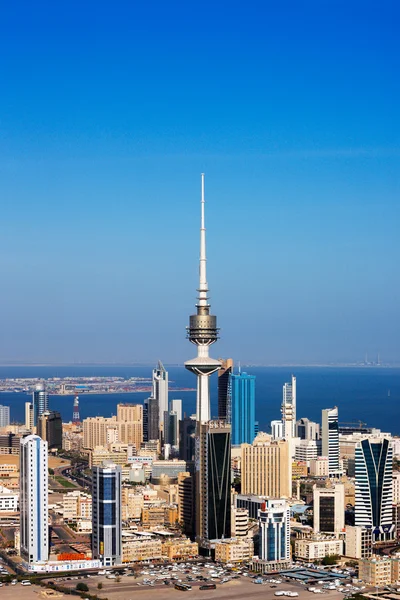 Ciudad de Kuwait ha abrazado la arquitectura contemporánea y torres altas ahora pueblan el horizonte de la ciudad — Foto de Stock