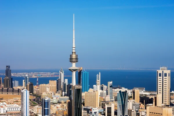 Ciudad de Kuwait ha abrazado la arquitectura contemporánea y torres altas ahora pueblan el horizonte de la ciudad — Foto de Stock
