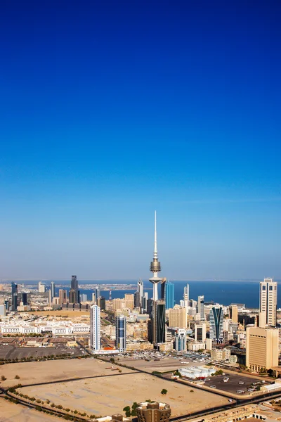 Kuwejt objęła współczesnej architektury i wysokich wież teraz wypełnić panoramę miasta — Zdjęcie stockowe