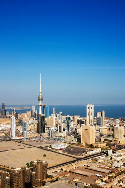 Kuwait City abraçou a arquitetura contemporânea e torres altas agora povoam o horizonte da cidade — Fotografia de Stock