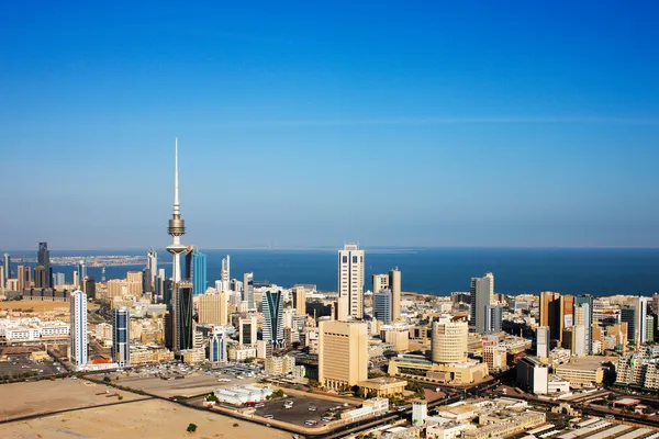 Ciudad de Kuwait ha abrazado la arquitectura contemporánea y torres altas ahora pueblan el horizonte de la ciudad — Foto de Stock