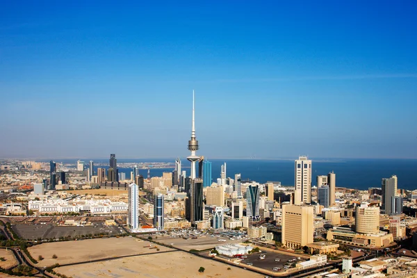 Ciudad de Kuwait ha abrazado la arquitectura contemporánea y torres altas ahora pueblan el horizonte de la ciudad — Foto de Stock