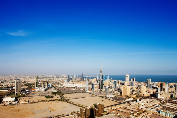 クウェート シティは、現代的なアーキテクチャを採用しているし、背の高い塔が今、街のスカイラインを作成 — ストック写真