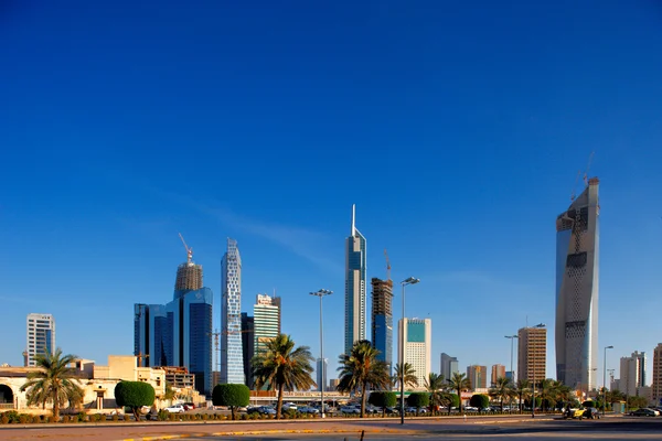 O horizonte da cidade do Kuwait está rapidamente se tornando povoado por arranha-céus — Fotografia de Stock