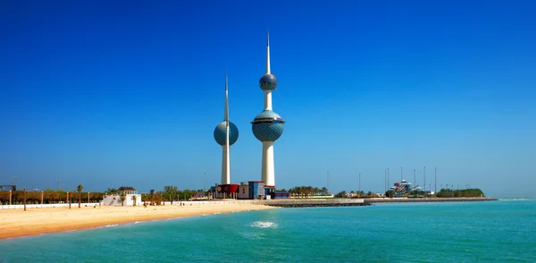 Estas belas estruturas arquitetônicas são ícones do horizonte da cidade do Kuwait — Fotografia de Stock