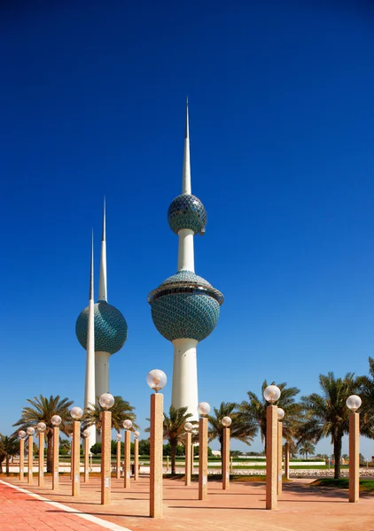 Ezek a gyönyörű építészeti struktúrák az ikonok a Kuwait City skyline — Stock Fotó