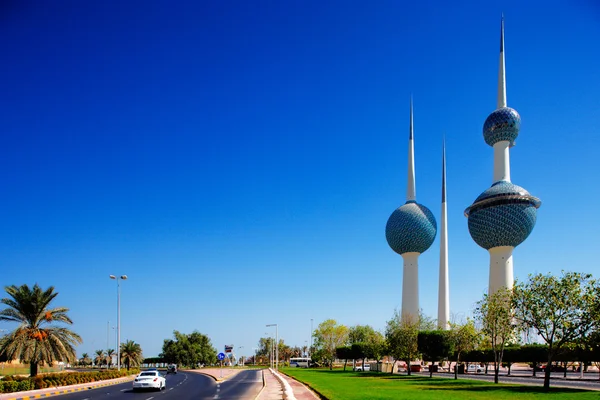 Dessa vackra arkitektoniska strukturer är ikoner av kuwait city skyline — Stockfoto