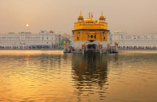 黄金寺院アムリトサル、インド 1 週あたり 100 万その訪問者を引き付けるより — ストック写真