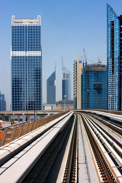 O metrô de Dubai atravessa o distrito DOFC — Fotografia de Stock