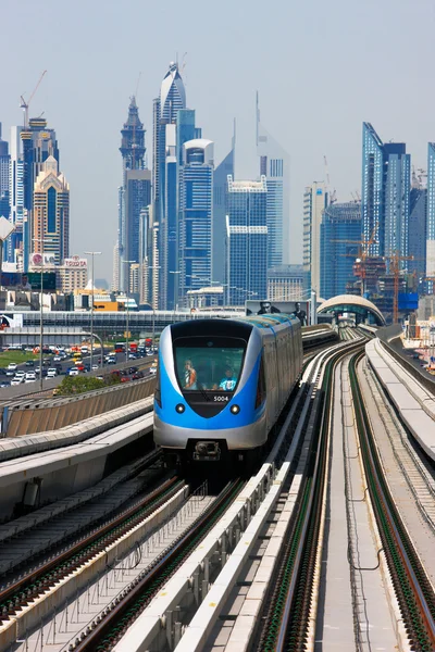 The Dubai Metro is becoming increasingly popular among expatriates traveling to and from work — Stock Photo, Image